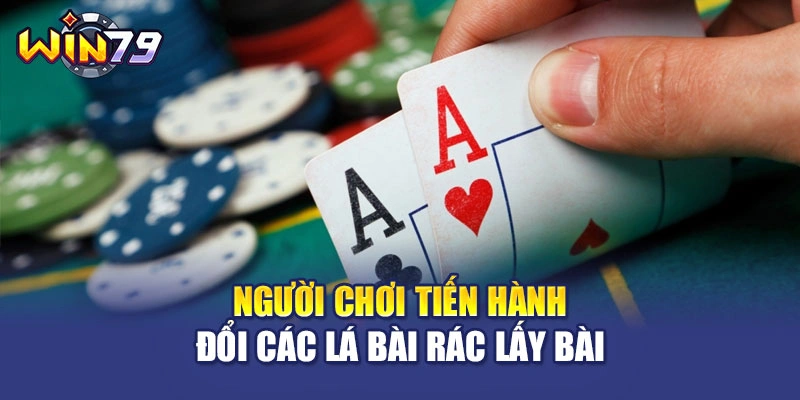 Người chơi tiến hành đổi các lá bài rác lấy bài